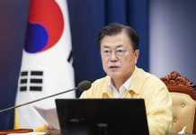 문 대통령 “부스터샷, 고령층·의료진 등 고위험군부터 늦지 않게 시작”